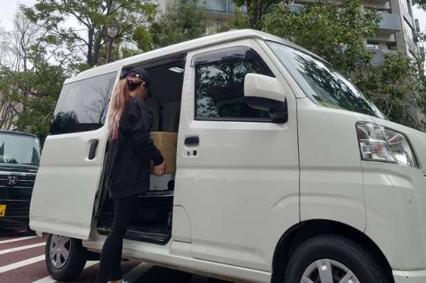 車に荷物を積む画像