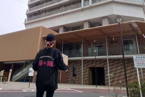 荷物を届ける画像